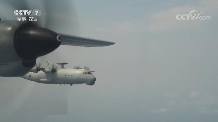 Việc tiếp tục điều các khí tài trong đó có máy bay trinh sát săn ngầm Y-8Q tiếp tục thể hiện động thái cứng rắn của Trung Quốc. Được biết máy bay trinh sát săn ngầm này được thiết kế trên khung gầm máy bay vận tải hạng trung Y-8/Y-9 được sản xuất bởi Tổng Công ty máy bay Thiểm Tây (SAC).