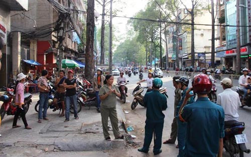 Một thanh niên rơi từ tầng 5, tử vong tại chỗ. Mot thanh nien roi tu tang 5, tu vong tai cho.