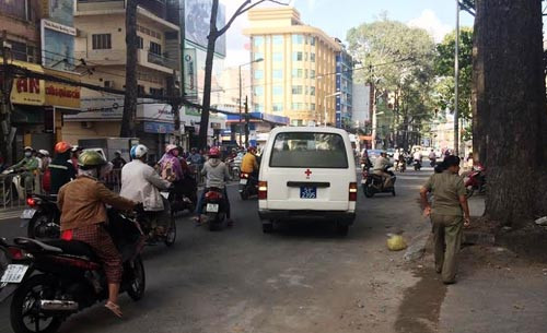 Mot thanh nien roi tu tang 5, tu vong tai cho.-Hinh-2