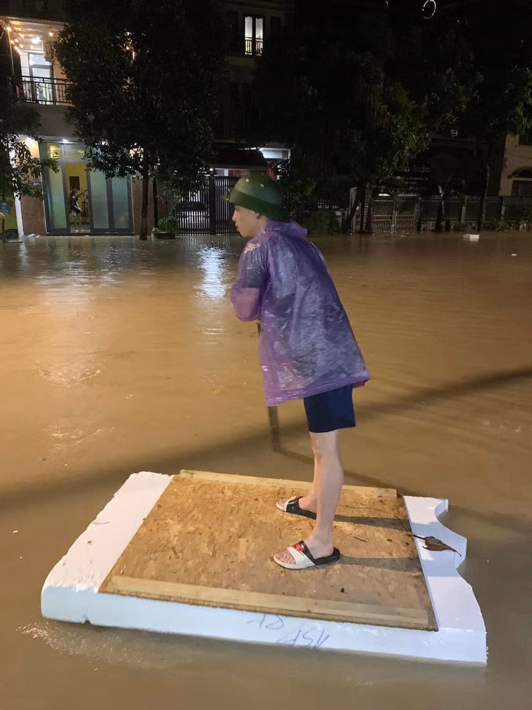 Nhiều tuyến đường bị ngập lụt lớn do hệ thống thoát nước bị đất đá của các công trình xây dựng trên đồi cao cuốn xuống vùi lấp.