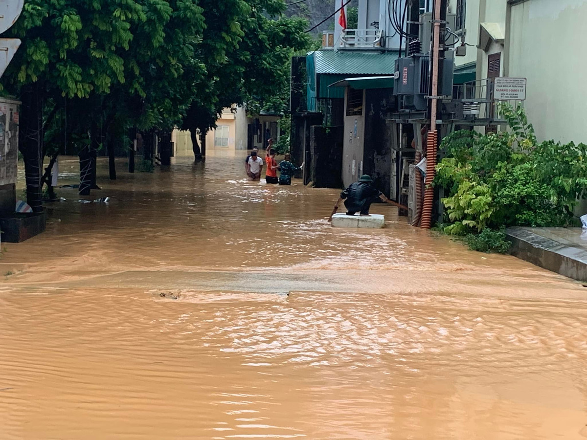 Tại TP Cẩm Phả, các tuyến đường cũng bị chia cắt, người dân gặp khó khăn khi di chuyển.