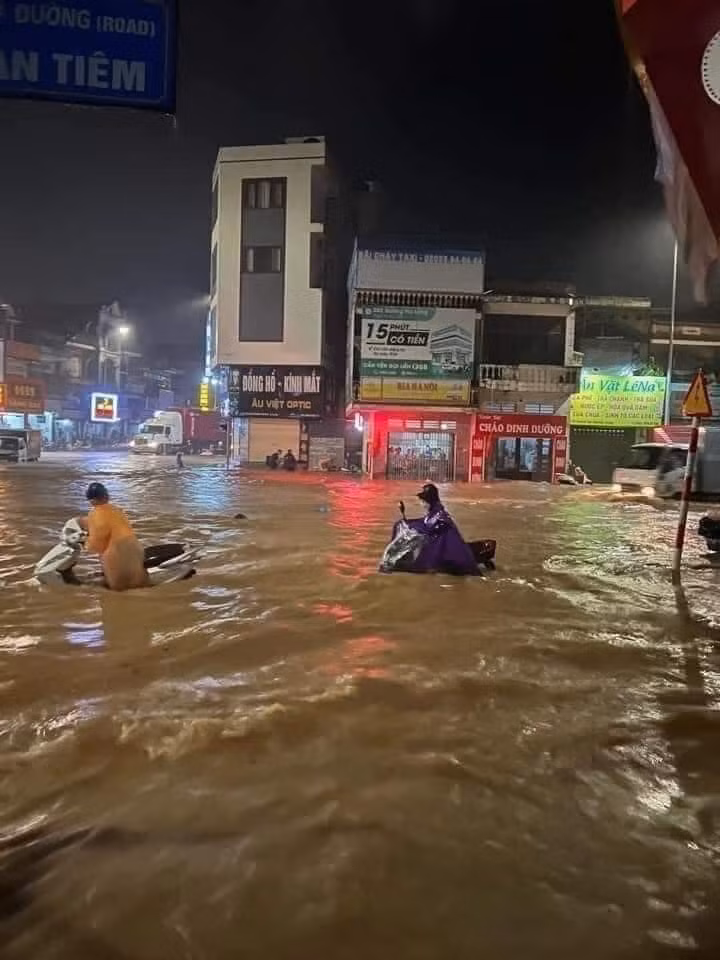 Nhiều phương tiện giao thông ở TP Hạ Long chết máy, hư hỏng nặng.