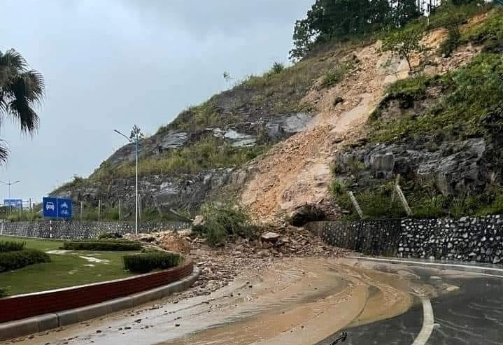 Hệ thống taluy tại một số tuyến đường của TP Hạ Long bị trượt sạt, gây nguy hiểm cho người tham gia giao thông. &gt; &gt;&gt; Mời độc giả xem thêm video Hà Nội mưa lớn và ngập úng diện rộng: