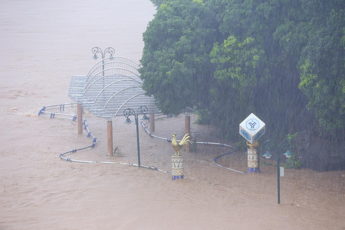 Các công trình cũng ngập trong dòng nước lũ.