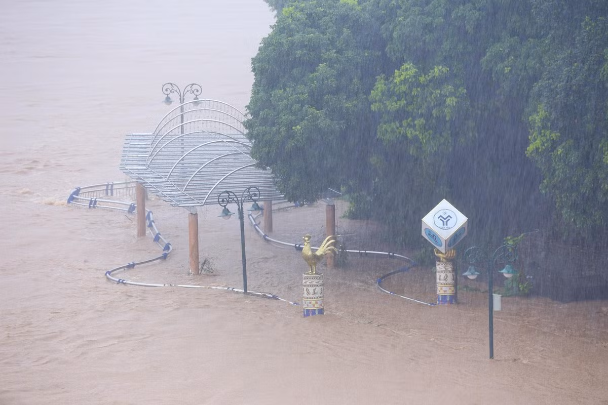 Các công trình cũng ngập trong dòng nước lũ.