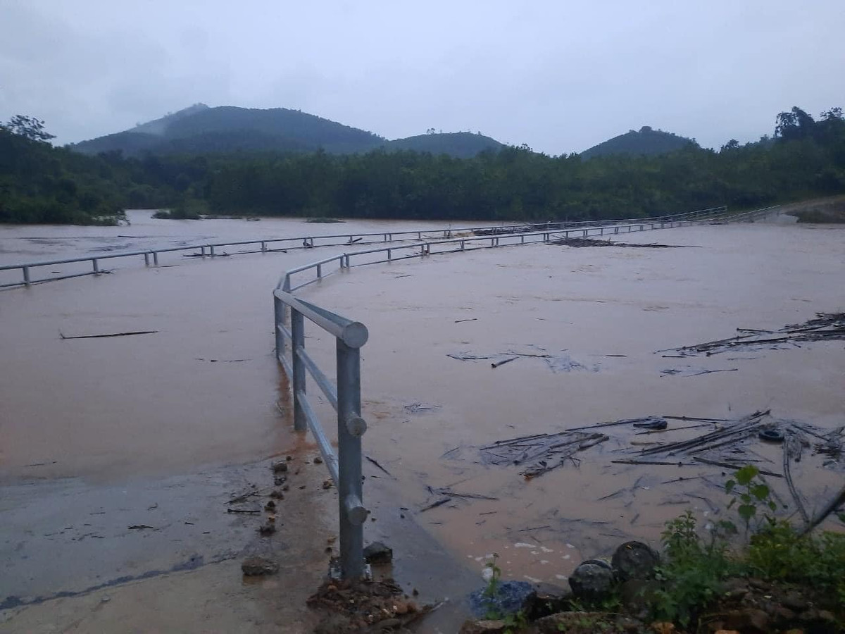 Các cây cầu tại huyện Tiên Yên bị nhấn chìm do nước sông dâng cao.