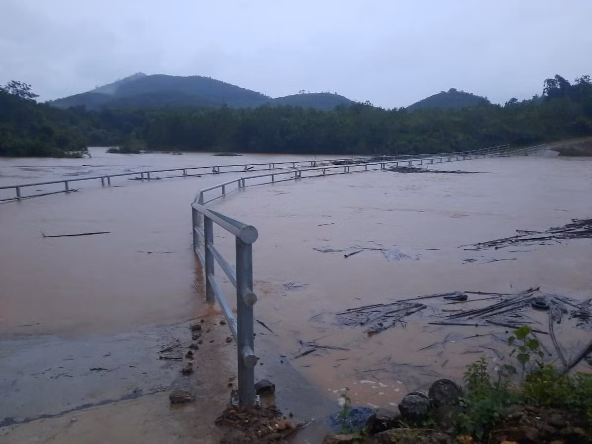 Các cây cầu tại huyện Tiên Yên bị nhấn chìm do nước sông dâng cao.