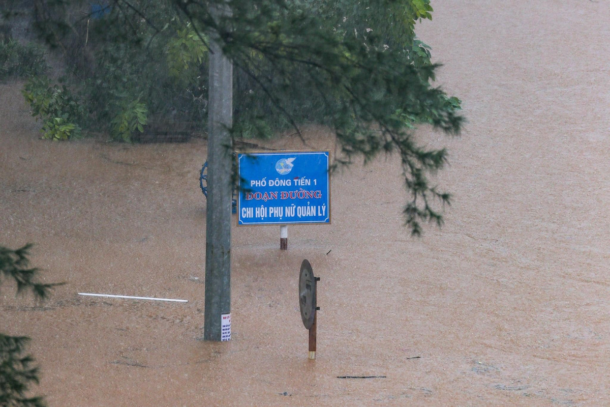 Mực nước dâng cao gây ra tình trạng báo động nguy hiểm đối với người và tài sản tại huyện Tiên Yên.