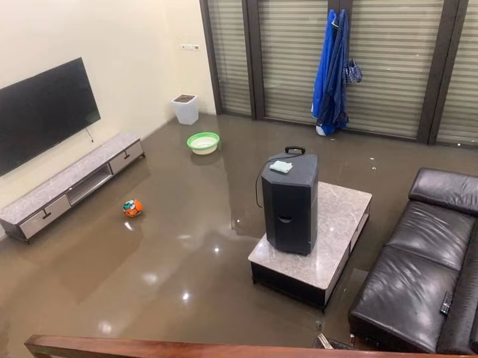 Nước dâng cao, tràn vào trong nhà khiến tài sản của người dân bị đe dọa.