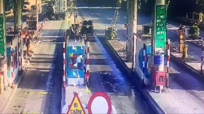 Hang loat o to bi “dap” khi qua tram BOT: Khi nao thao barie?