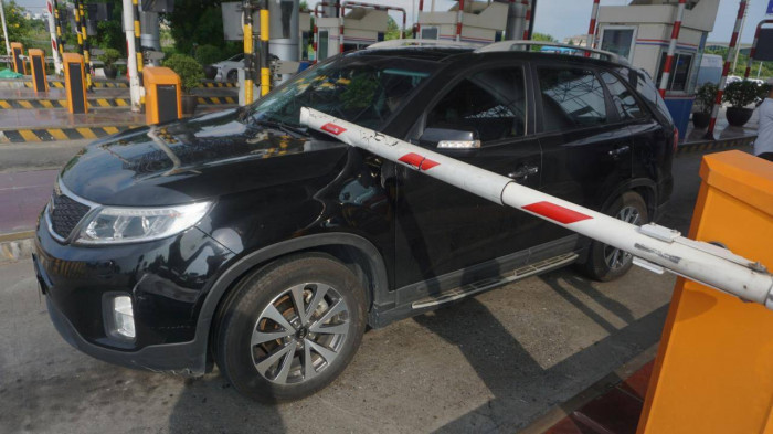 Hang loat o to bi “dap” khi qua tram BOT: Khi nao thao barie?-Hinh-2