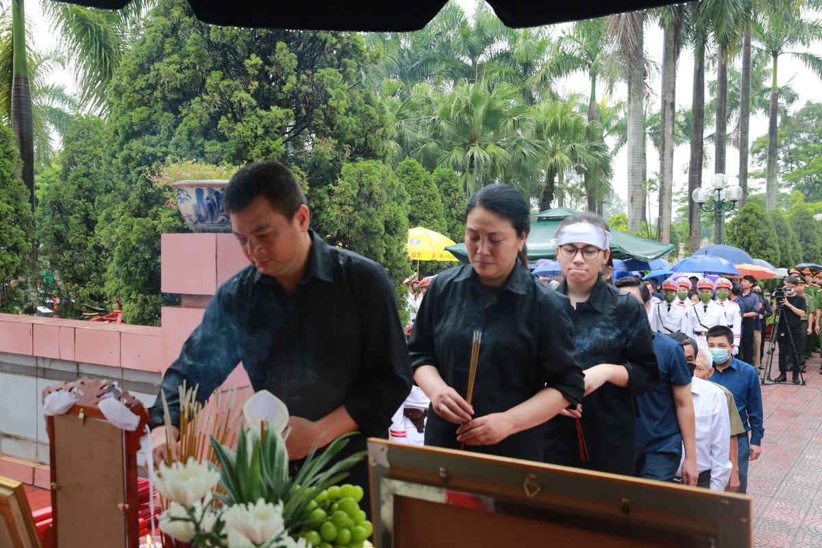 Trước đó, ngày 1/8/2022, trong quá trình thực hiện nhiệm vụ chữa cháy và cứu nạn, cứu hộ tại địa chỉ số 231 phố Quan Hoa, phường Quan Hoa, quận Cầu Giấy, TP Hà Nội, 3 cán bộ chiến sĩ thuộc Đội Cảnh sát PCCC&amp;CNCH, Công an quận Cầu Giấy gồm: Thượng tá Đặng Anh Quân - Đội trưởng Đội PCCC, Thượng úy Đỗ Đức Việt - cán bộ PCCC và Hạ sĩ Nguyễn Đình Phúc - chiến sĩ nghĩa vụ đã anh dũng hy sinh.