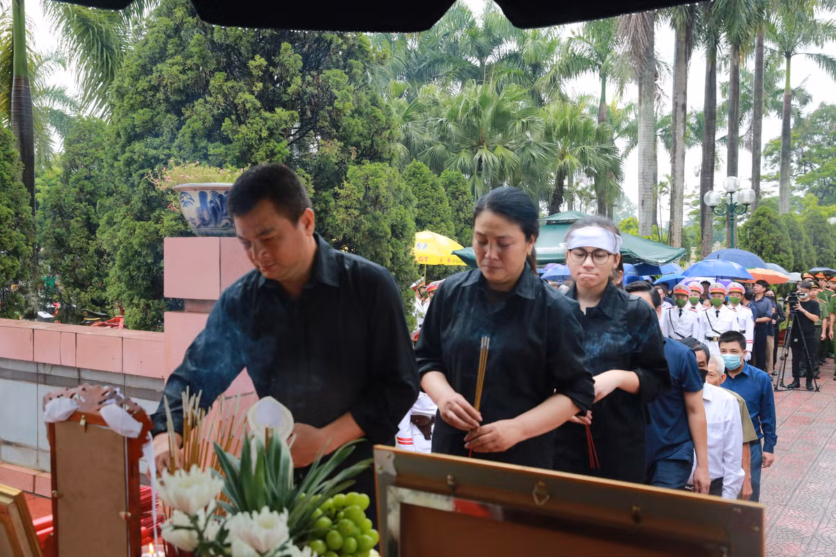 Trước đó, ngày 1/8/2022, trong quá trình thực hiện nhiệm vụ chữa cháy và cứu nạn, cứu hộ tại địa chỉ số 231 phố Quan Hoa, phường Quan Hoa, quận Cầu Giấy, TP Hà Nội, 3 cán bộ chiến sĩ thuộc Đội Cảnh sát PCCC&amp;CNCH, Công an quận Cầu Giấy gồm: Thượng tá Đặng Anh Quân - Đội trưởng Đội PCCC, Thượng úy Đỗ Đức Việt - cán bộ PCCC và Hạ sĩ Nguyễn Đình Phúc - chiến sĩ nghĩa vụ đã anh dũng hy sinh.