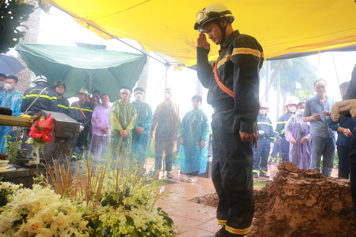 Cơn mưa dày hạt càng làm trĩu bông những cánh hoa tường vi trong khuôn trang đất mẹ - Làng hoa Tây Tựu. Hạt mưa rơi nặng hơn, như trĩu nặng lá cờ Tổ quốc buông trên cột Đài tưởng niệm Tổ quốc ghi công.