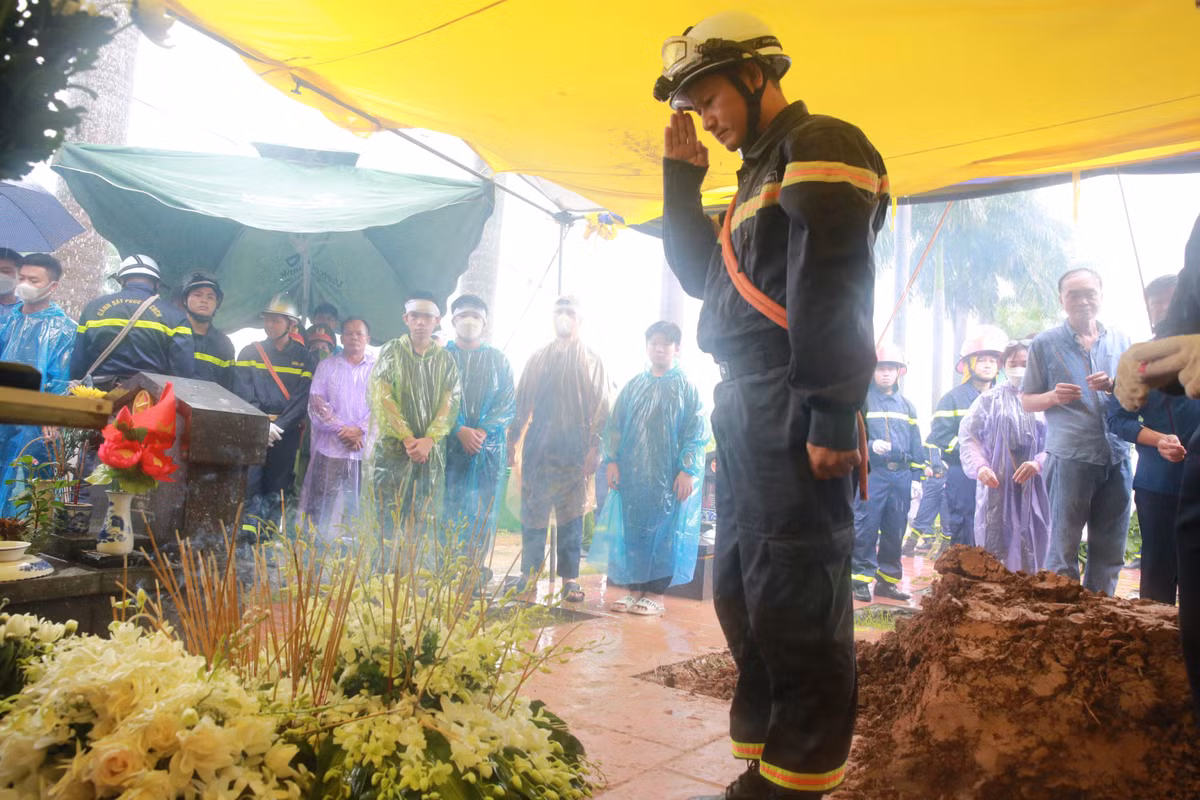 Cơn mưa dày hạt càng làm trĩu bông những cánh hoa tường vi trong khuôn trang đất mẹ - Làng hoa Tây Tựu. Hạt mưa rơi nặng hơn, như trĩu nặng lá cờ Tổ quốc buông trên cột Đài tưởng niệm Tổ quốc ghi công.