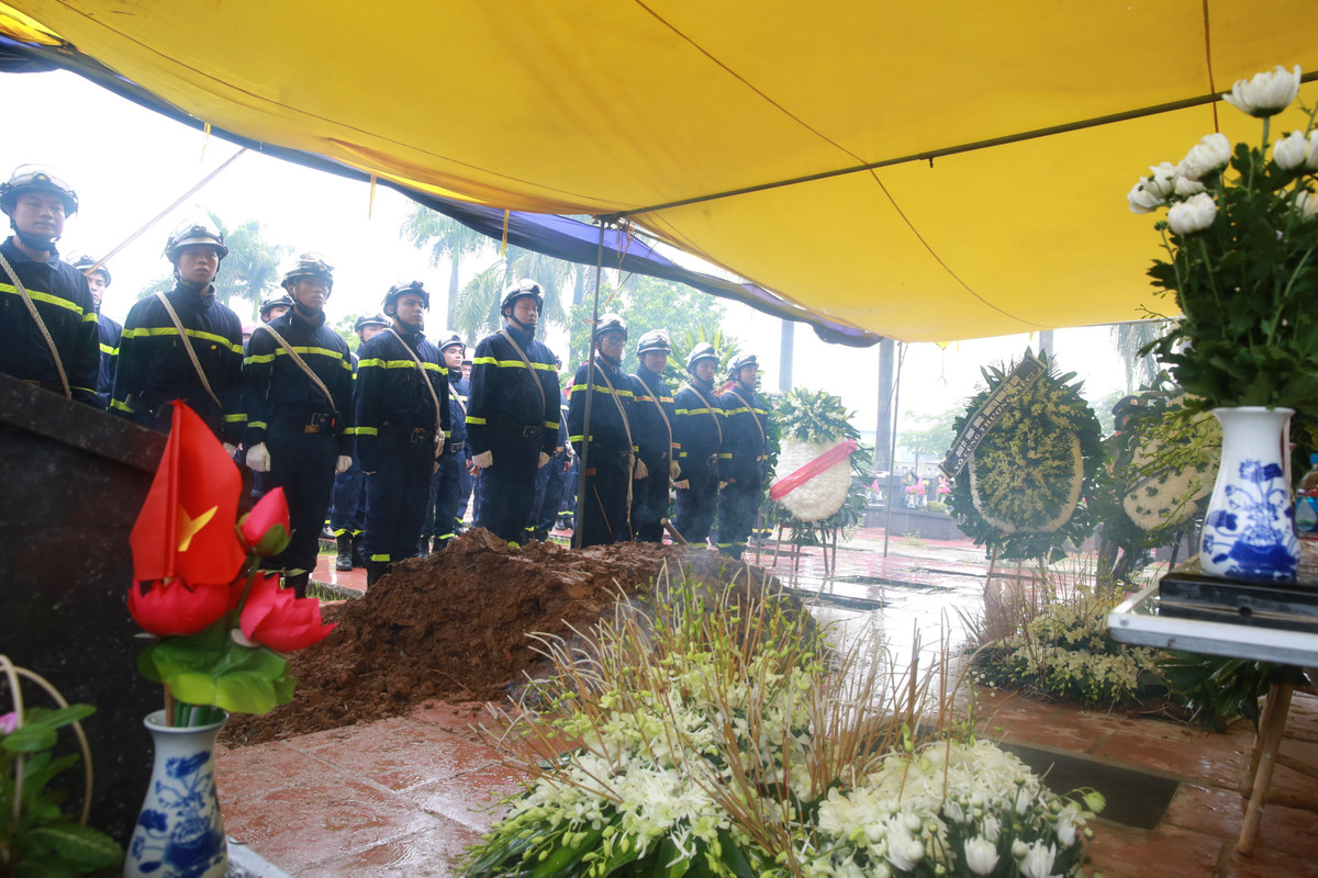 Nghẹn ngào hình ảnh cuối cùng tiễn đưa liệt sĩ thượng úy Đỗ Đức Việt Nghen ngao hinh anh cuoi cung tien dua liet si thuong uy Do Duc Viet