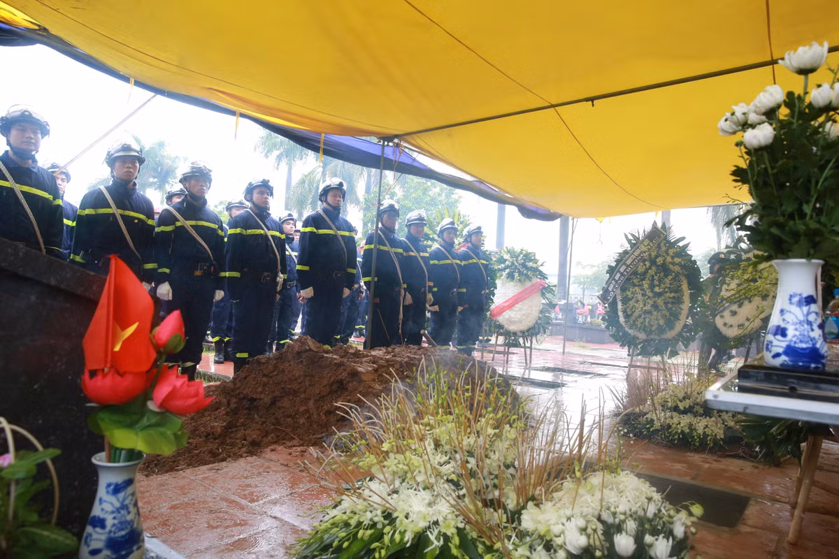 Nghen ngao hinh anh cuoi cung tien dua liet si thuong uy Do Duc Viet