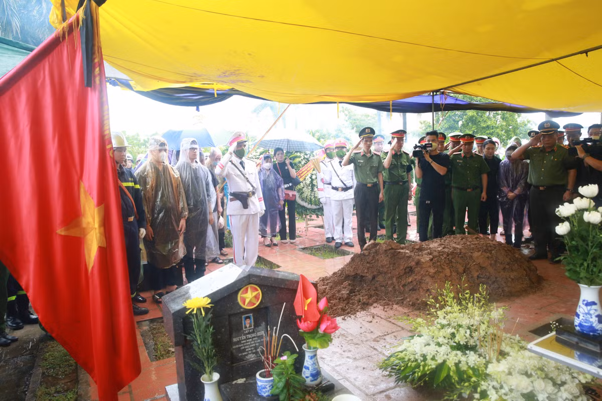 Trong chiếc áo mưa mỏng, trên tay cầm hoa bó hoa huệ trắng muốt, những người dân địa phương đều tỏ lòng tiếc thương và cảm động trước sự hy sinh anh dũng của người lính cứu hỏa Công an Thủ đô.