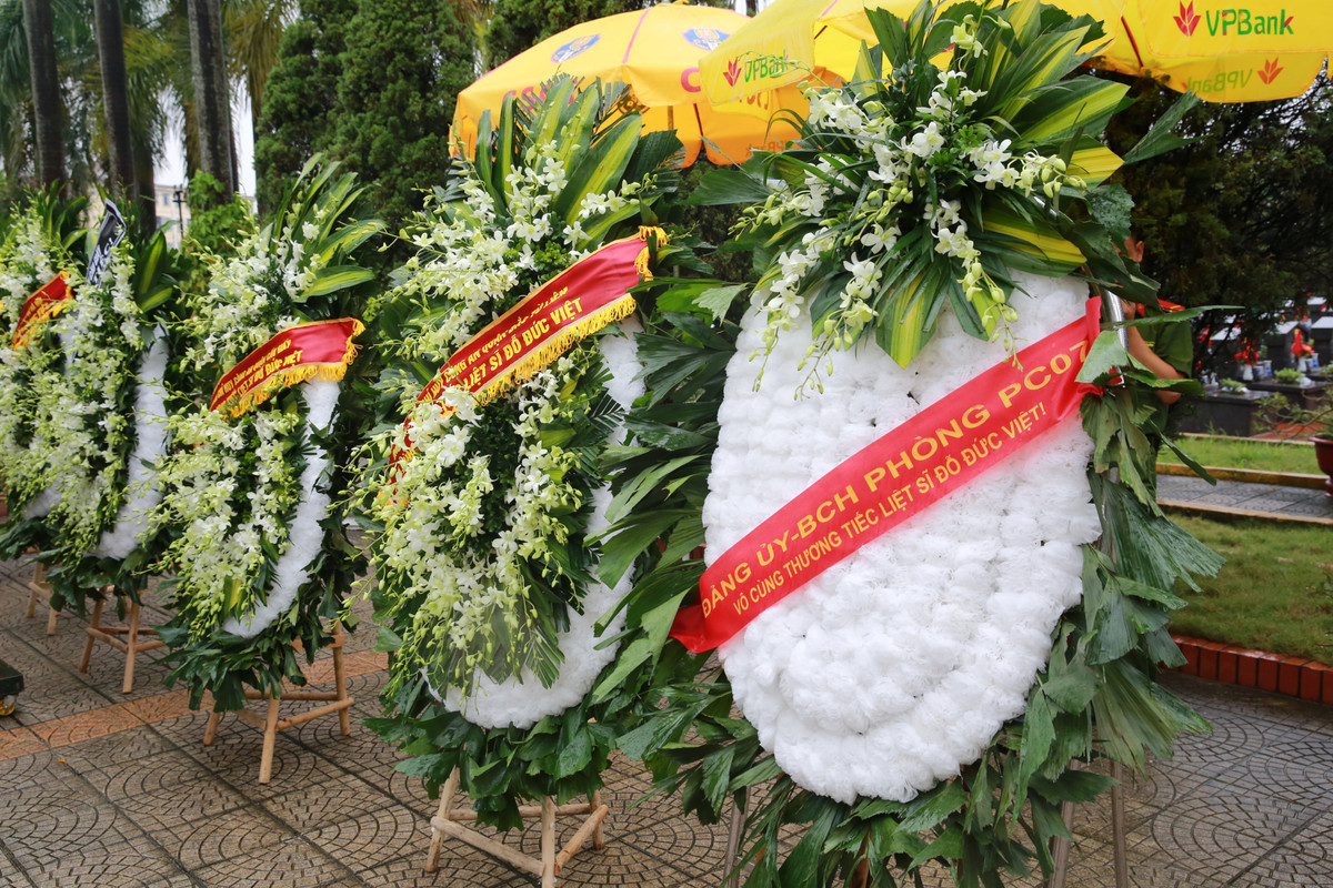 Các anh hy sinh thanh xuân để lấy trọn niềm vui, hạnh phúc vì sự bình yên cho nhân dân. Đó là niềm tự hào không chỉ đối với gia đình, đồng chí, đồng đội của Liệt sĩ mà còn mãi là niềm tự hào của thế hệ trẻ. Mãi mãi tuổi hai mươi, Liệt sĩ Đỗ Đức Việt đã hy sinh anh dũng, tô thắm thêm lá cờ truyền thống Anh hùng của lực lượng Công an Thủ đô.