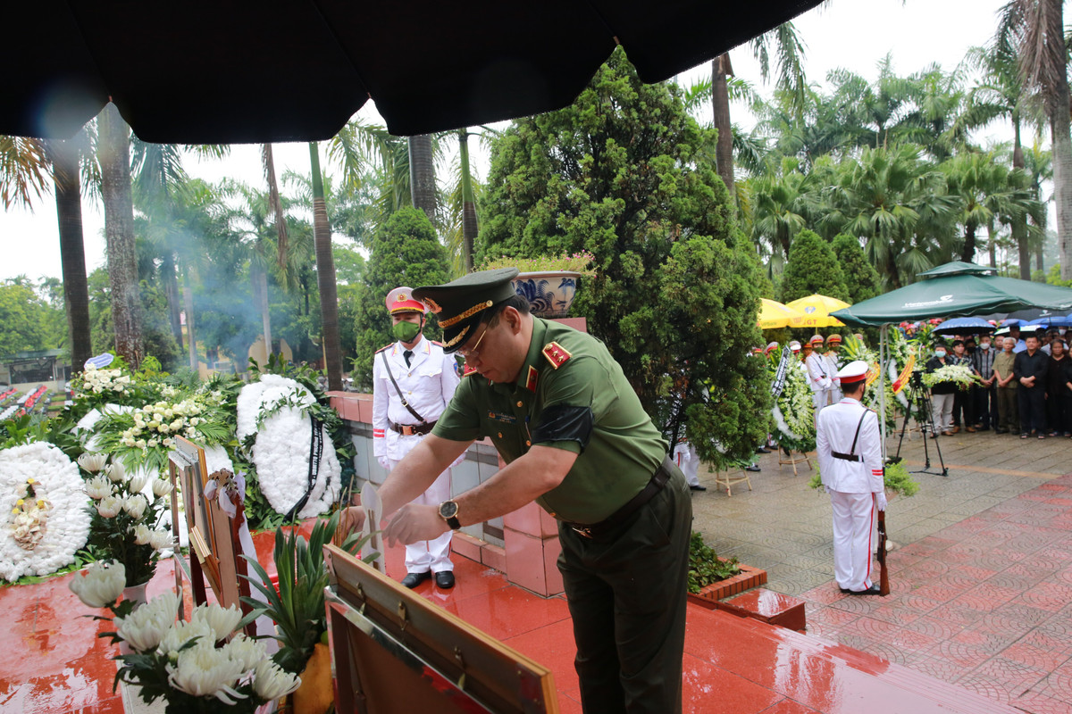 Trước những hành động dũng cảm, không quản ngại hy sinh trong thực hiện nhiệm vụ nguy hiểm, cấp bách phục vụ quốc phòng an ninh, Chủ tịch nước Cộng hòa xã hội chủ nghĩa Việt Nam đã ký Quyết định truy tặng Huân chương chiến công Hạng Nhất. 