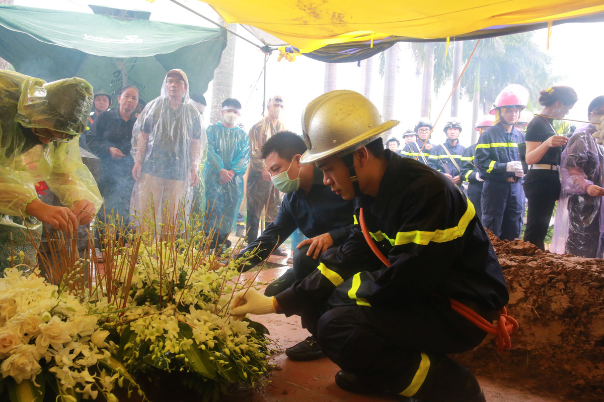 Khi dòng người hai bên đường đổ xuôi Tây Tựu đều hướng về Nghĩa trang Liệt sĩ Thành phố Hà Nội, thì đoàn xe chở linh cữu Liệt sĩ Đỗ Đức Việt cũng chầm chậm rẽ vào cổng nghĩa trang, nơi có hàng quân hai bên nghiêm trang đón chào người đồng chí, đồng đội.