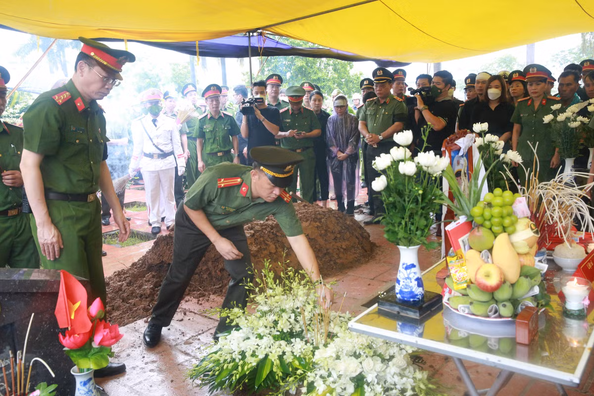 Nghi thức trang trọng đón Liệt sĩ về đất mẹ do người đứng đầu Công an Thủ đô thực hiện. Cùng với nhiều lãnh đạo, những những người đồng chí, đồng đội, người thân và nhân dân khắp nơi. Ngay từ sớm, những nhánh hoa rực rỡ của người dân làng hoa Tây Tựu đã được người dân đặt lên bày tỏ lòng thương nhớ và trân trọng, biết ơn sự anh dũng hy sinh của các đồng chí đã quên mình lao vào 'biển' lửa cứu người trong vụ cháy vừa qua.