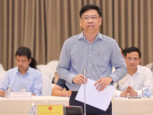 Thu truong Bo GTVT: Ky vong gia van tai se giam theo gia xang dau