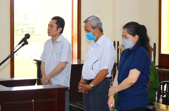  Cấp khống hơn 2.000 chứng chỉ nghiệp vụ sư phạm: TAND TP Cần Thơ vừa tuyên án sơ thẩm, tuyên phạt Phan Thị Thùy Trang (49 tuổi) 12 năm tù, về tội “Giả mạo trong công tác”. Theo cáo trạng, lợi dụng việc bản thân là Phó hiệu trưởng Trường Cao đẳng nghề Cần Thơ, Trang đã trực tiếp thỏa thuận, nhận hồ sơ, tiền từ nhiều đối tượng và của Trung tâm giáo dục nghề nghiệp Mê Kông để thực hiện làm, cấp khoảng 2.213 chứng chỉ nghiệp vụ sư phạm dạy trình độ sơ cấp cho những người không đi học, không đi thi nhằm thu lợi bất chính số tiền hơn 1,76 tỷ đồng.