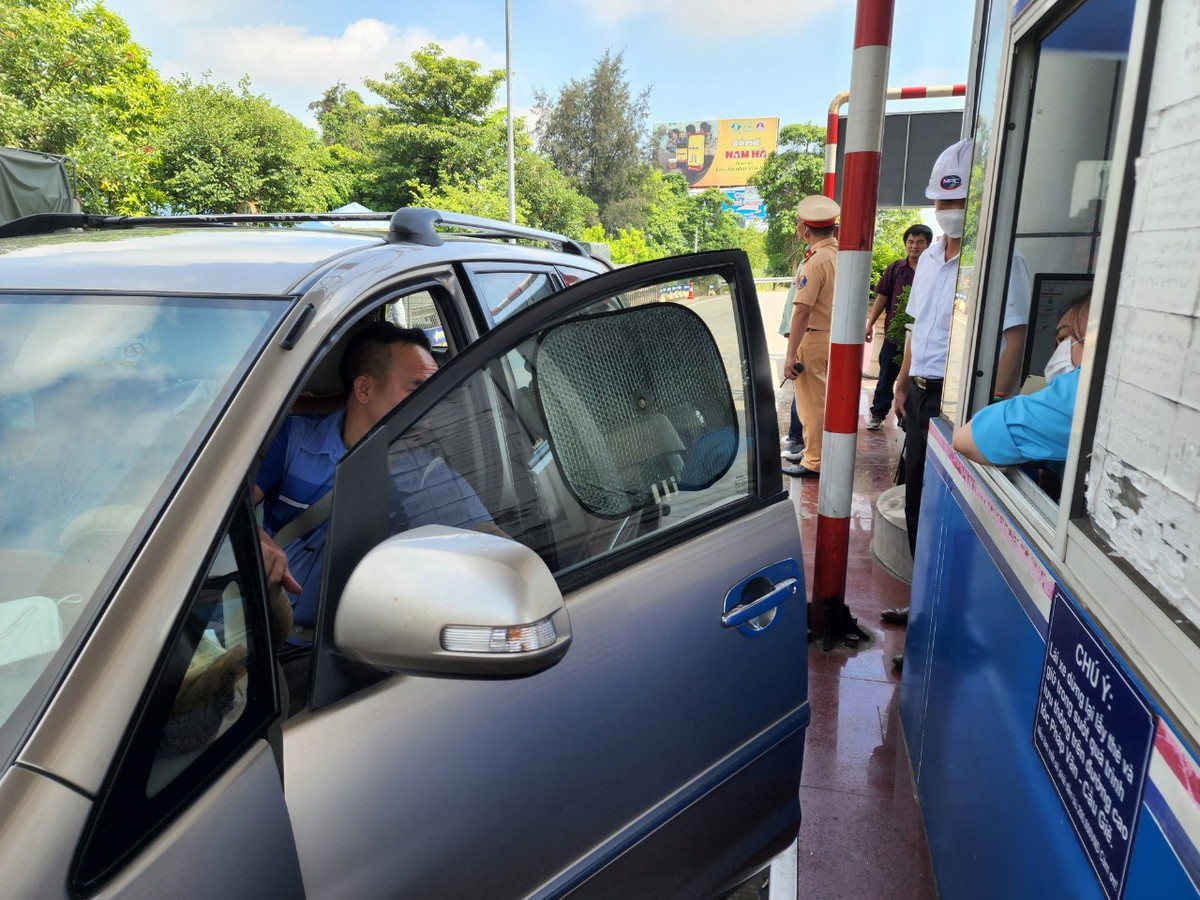 Đối với các phương tiện chưa dán thẻ ETC hoặc trong tài khoản không đủ tiền sẽ được nhân viên trạm thu phí hướng dẫn đi vào làn sự cố để phát vé qua trạm, đồng thời hướng dẫn dán thẻ.