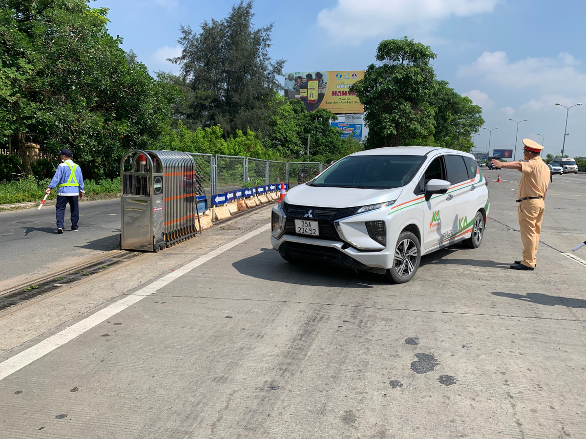 Đối với xe không chấp nhận dán thẻ sẽ được lực lượng chức năng mở lối cho ra khỏi cao tốc.