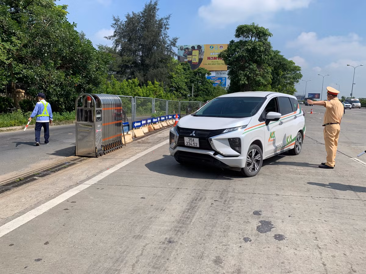 Đối với xe không chấp nhận dán thẻ sẽ được lực lượng chức năng mở lối cho ra khỏi cao tốc.