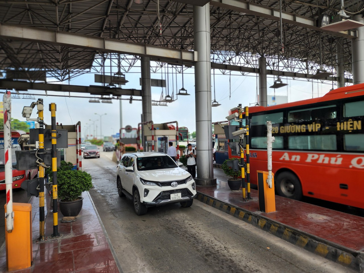 Ghi nhận của PV Báo Tri thức và Cuộc sống, tại các làn thu phí tự động của trạm BOT Pháp Vân - Cầu Giẽ không xảy ra sự cố lớn. Các phương tiện di chuyển thuận lợi.