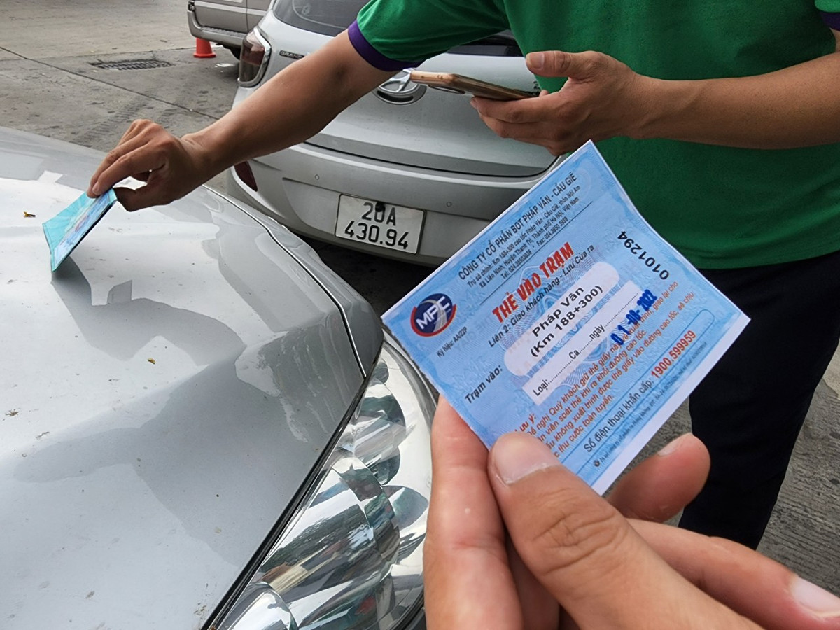 Vé tạm được phát cho các tài xế không kịp dán thẻ để tiếp tục lưu thông trên tuyến Pháp Vân - Cầu Giẽ.