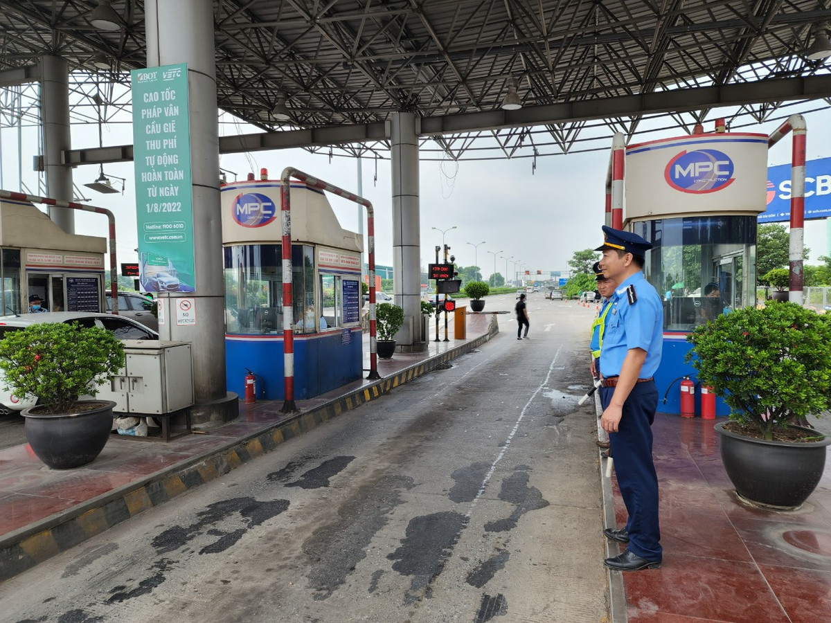 Từ hôm nay (1/8), toàn bộ trạm thu phí trên các tuyến cao tốc sẽ chỉ có thu phí tự động không dừng. Tại trạm thu phí Pháp Vân - Cầu Giẽ, lực lượng chức năng được tăng cường quân số để hỗ trợ điều tiết phương tiện nếu xảy ra sự cố ùn ứ giao thông.