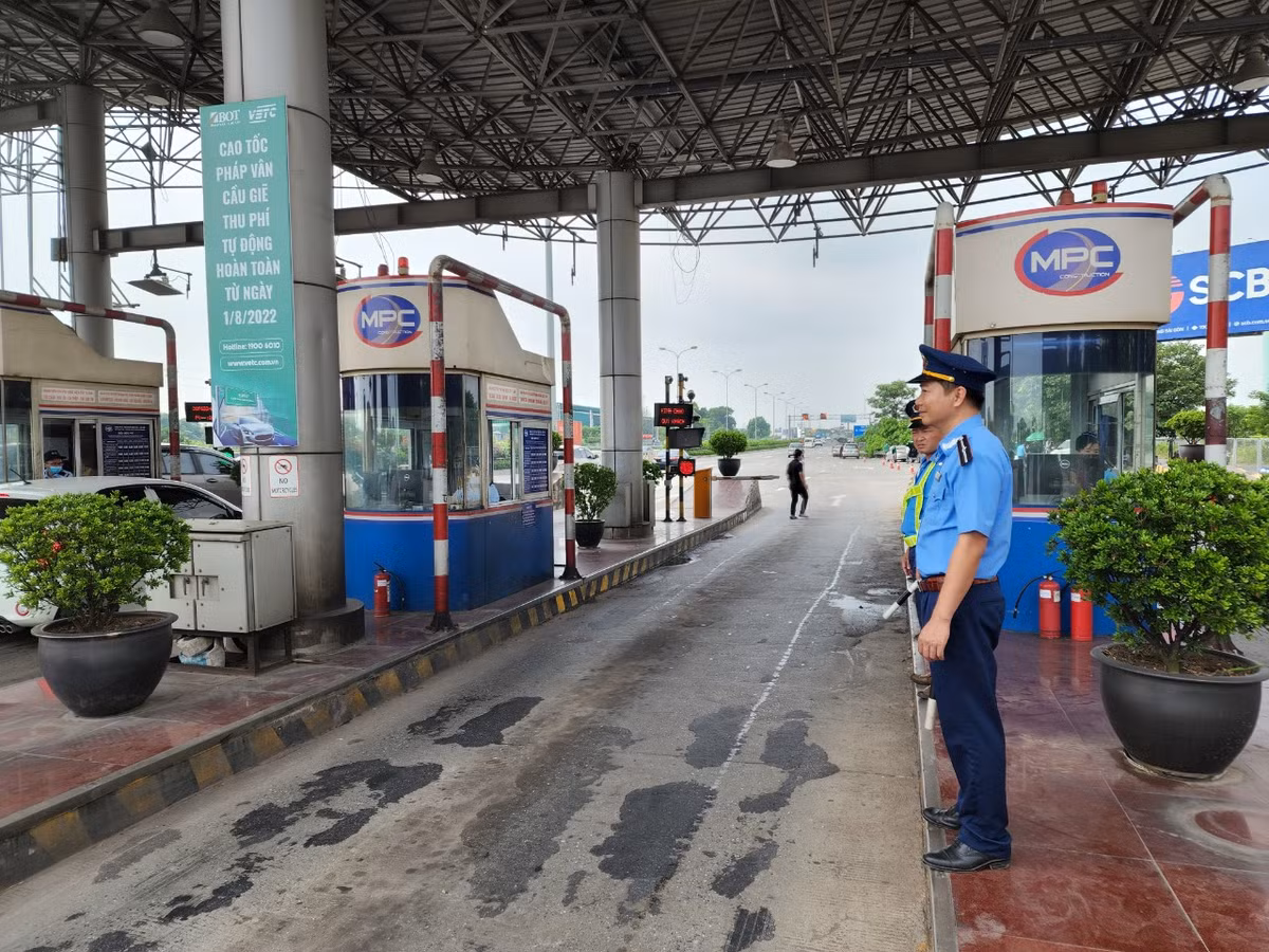 Từ hôm nay (1/8), toàn bộ trạm thu phí trên các tuyến cao tốc sẽ chỉ có thu phí tự động không dừng. Tại trạm thu phí Pháp Vân - Cầu Giẽ, lực lượng chức năng được tăng cường quân số để hỗ trợ điều tiết phương tiện nếu xảy ra sự cố ùn ứ giao thông.