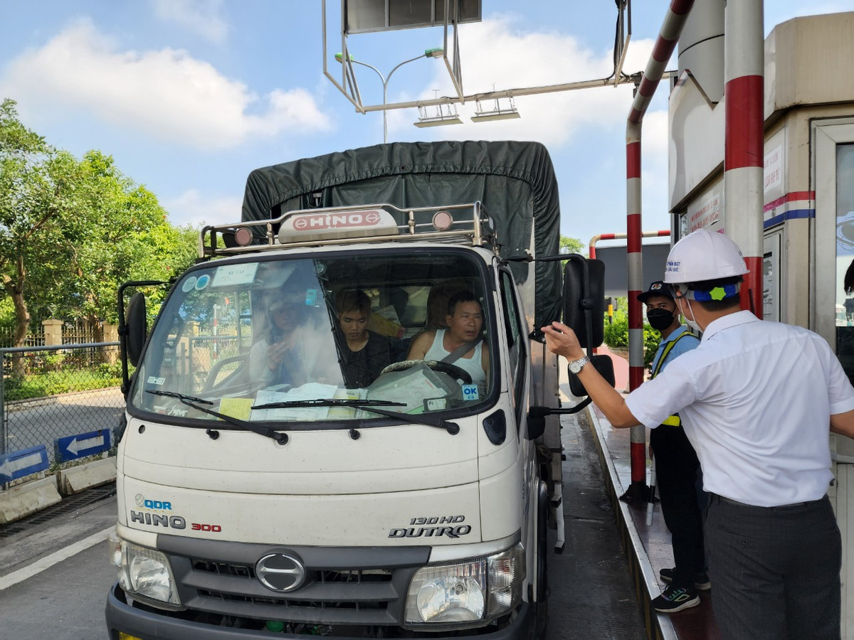 Các trường hợp không thực hiện dán thẻ khi đến cuối trạm thu phí, tại nút ra sẽ được yêu cầu lập biên bản và cam kết không vi phạm.