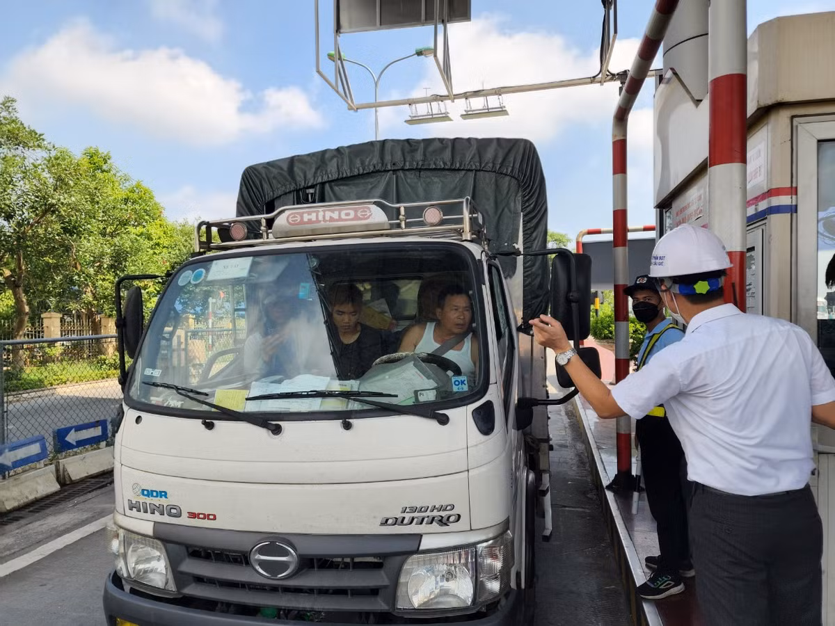 Các trường hợp không thực hiện dán thẻ khi đến cuối trạm thu phí, tại nút ra sẽ được yêu cầu lập biên bản và cam kết không vi phạm.