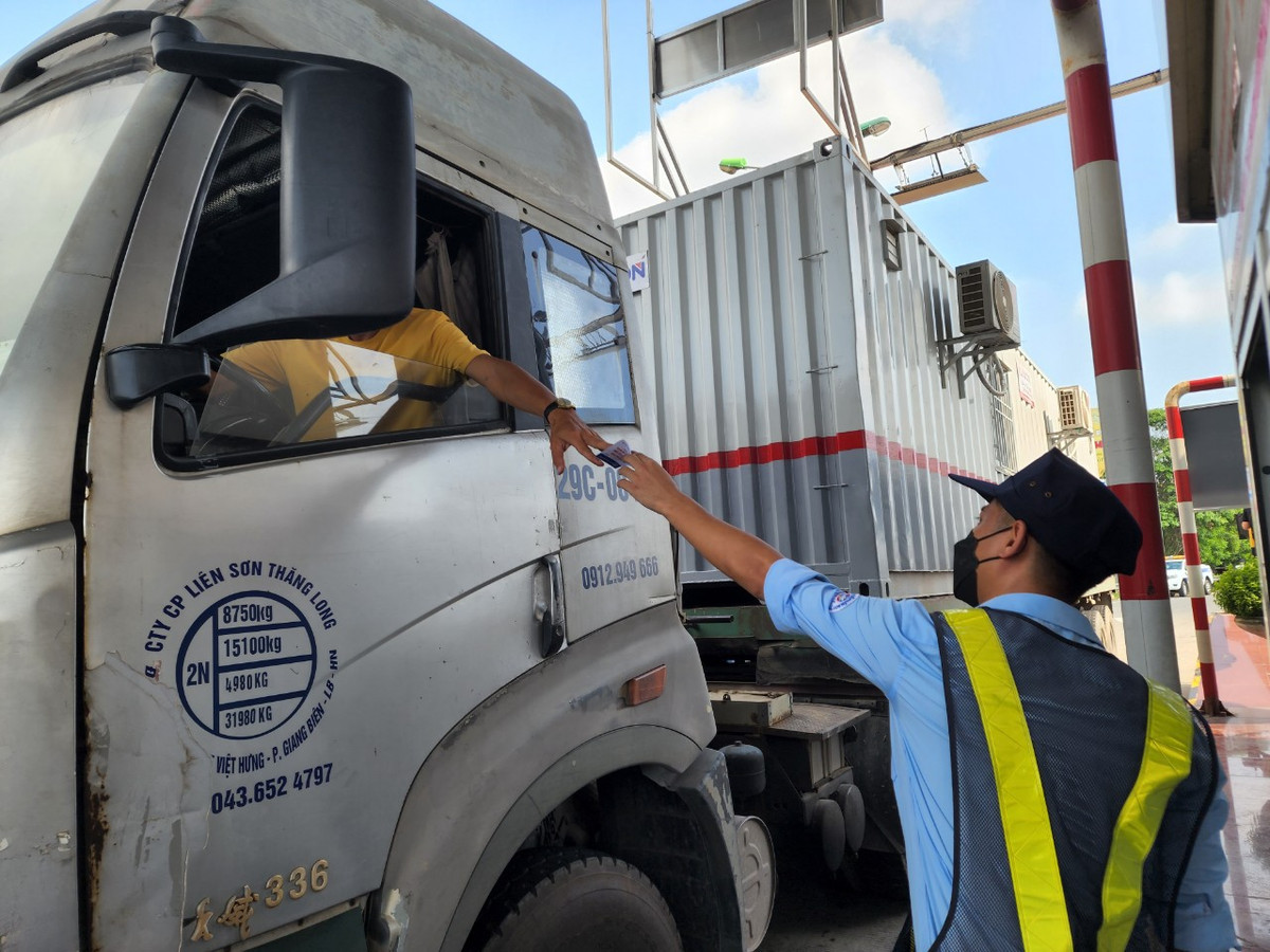 Tài xế Trần Khánh Toàn (trú tại Hoàng Liệt, Hoàng Mai, Hà Nội) cho biết thường xuyên di chuyển qua cao tốc Pháp Vân - Cầu Giẽ và cũng được nghe thông tin tuyến cao tốc này sẽ thu phí không dừng từ hôm nay. Tuy nhiên, sáng nay đi qua trạm anh mới thực hiện dán thẻ ETC. Do xe của anh chưa dán thẻ nên khi đến trạm thu phí đã được hướng dẫn qua làn xử lý sự cố và thực hiện dán thẻ tại điểm dán thẻ của nhà cung cấp dịch vụ.