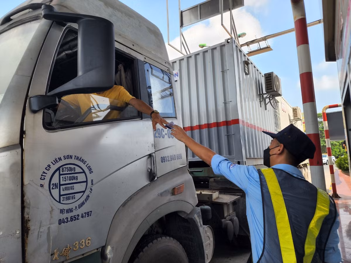 Tài xế Trần Khánh Toàn (trú tại Hoàng Liệt, Hoàng Mai, Hà Nội) cho biết thường xuyên di chuyển qua cao tốc Pháp Vân - Cầu Giẽ và cũng được nghe thông tin tuyến cao tốc này sẽ thu phí không dừng từ hôm nay. Tuy nhiên, sáng nay đi qua trạm anh mới thực hiện dán thẻ ETC. Do xe của anh chưa dán thẻ nên khi đến trạm thu phí đã được hướng dẫn qua làn xử lý sự cố và thực hiện dán thẻ tại điểm dán thẻ của nhà cung cấp dịch vụ.