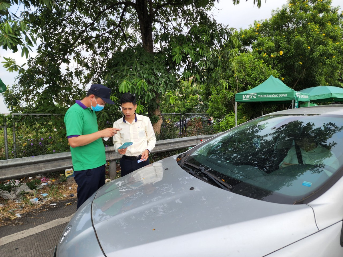 Lượng phương tiện dừng lại để được hỗ trợ dán thẻ ETC, nạp tiền tăng cao lúc gần 9h sáng tại trạm thu phí Pháp Vân - Cầu Giẽ. Lực lượng chức năng liên tục nhắc nhở các tài xế đỗ xe an toàn và đảm bảo cho giao thông thông suốt.