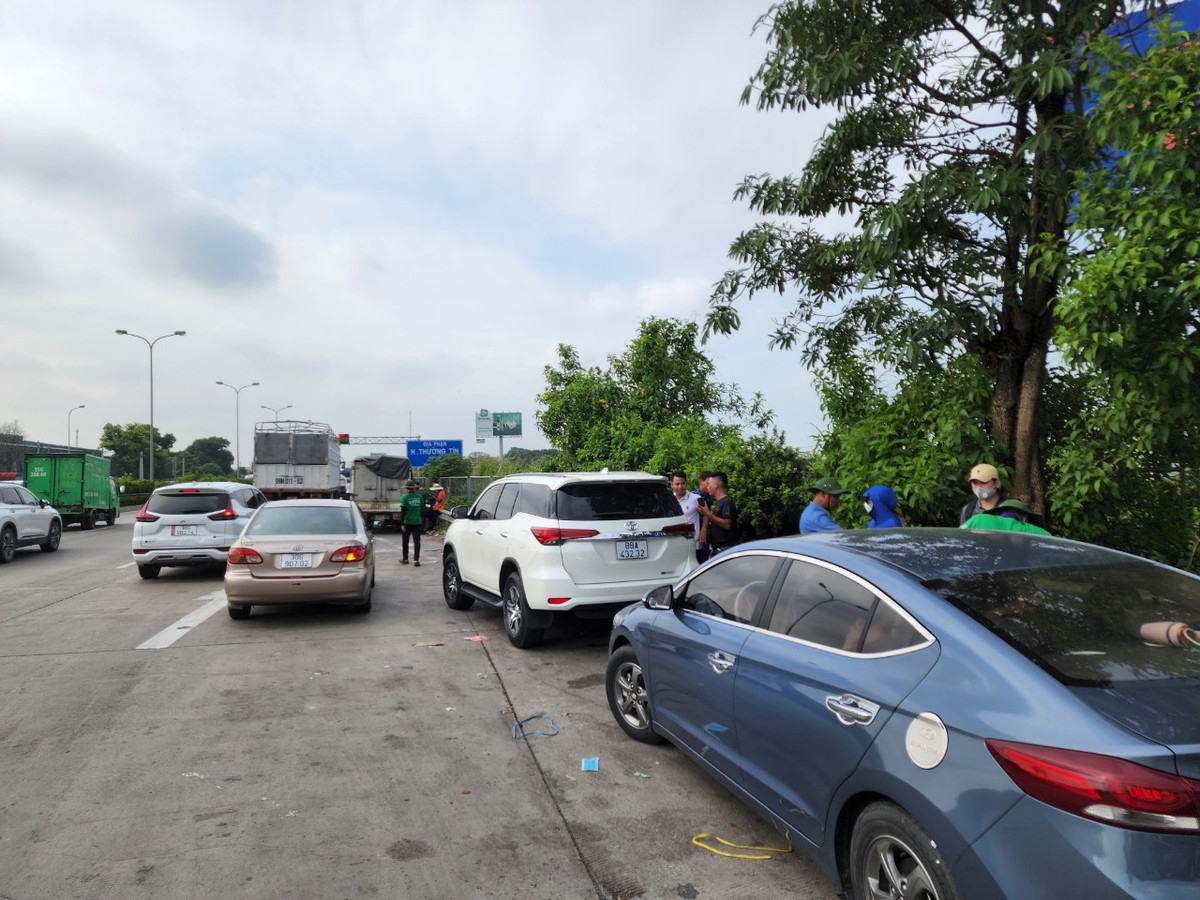 Lượng lớn phương tiện nằm chờ để dán thẻ ETC trên cao tốc Pháp Vân - Cầu Giẽ trong sáng nay. &gt;&gt;&gt; Mời độc giả xem thêm video Vì sao VETC xin dừng dự án thu phí không dừng?