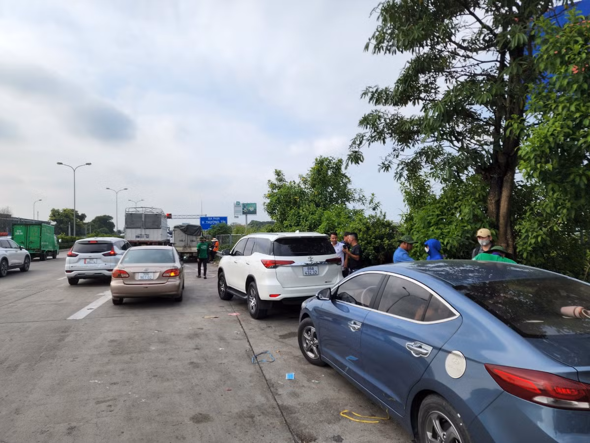 Lượng lớn phương tiện nằm chờ để dán thẻ ETC trên cao tốc Pháp Vân - Cầu Giẽ trong sáng nay. >>> Mời độc giả xem thêm video Vì sao VETC xin dừng dự án thu phí không dừng?