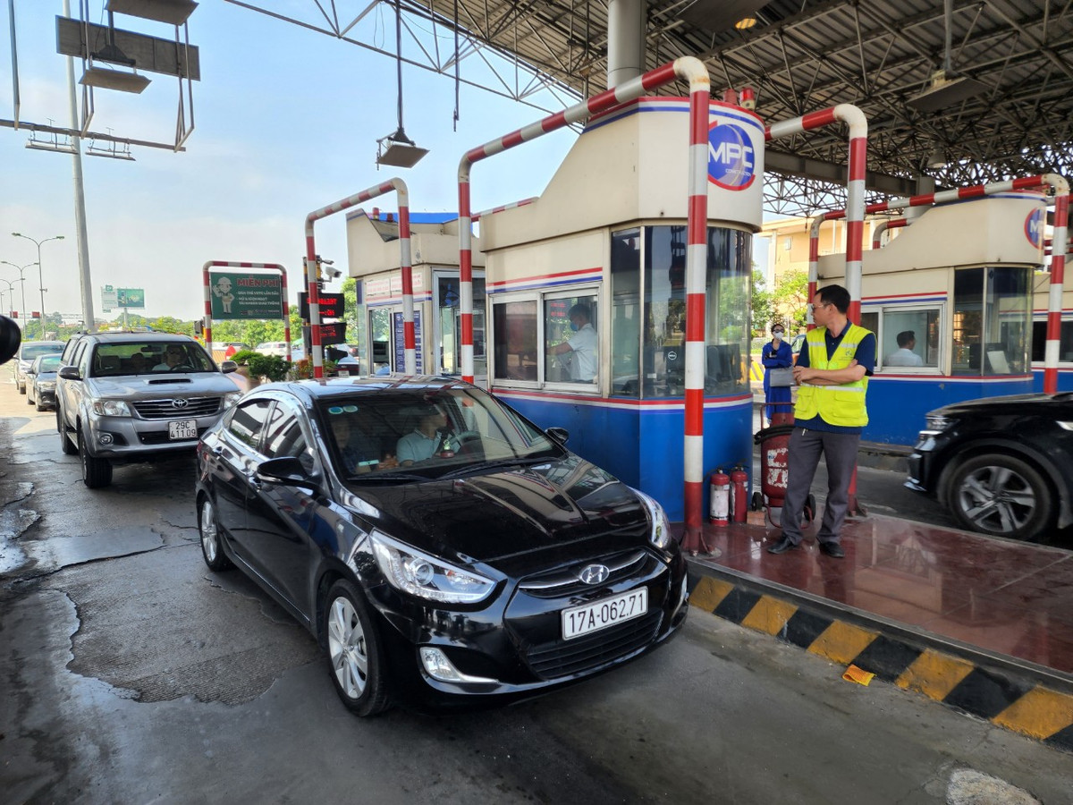 Sau 10 phút chính thức thu phí không dừng, các phương tiện lưu thông qua trạm Pháp Vân - Cầu Giẽ. Một số phương tiện đã dán ETC, nhưng khi đi vào làn đường thì bị "khựng" lại do hệ thống thiết bị chưa kịp nhận chip nên dừng chờ khoảng 30 giây sau đó tiếp tục di chuyển.