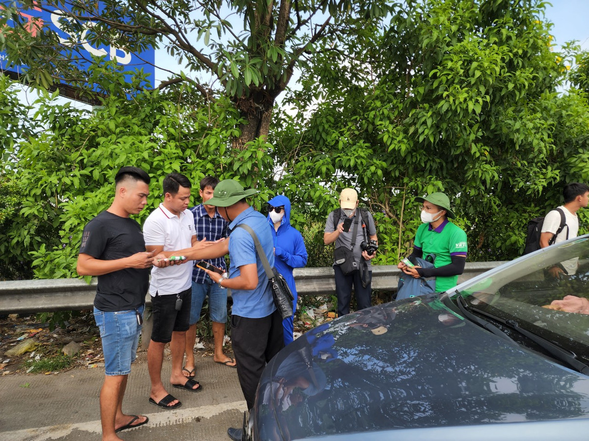 Phần lớn các tài xế đều hào hứng dán thẻ ETC vì nhận được tư vấn về sự thuận tiện của thẻ cũng như quy định của pháp luật.