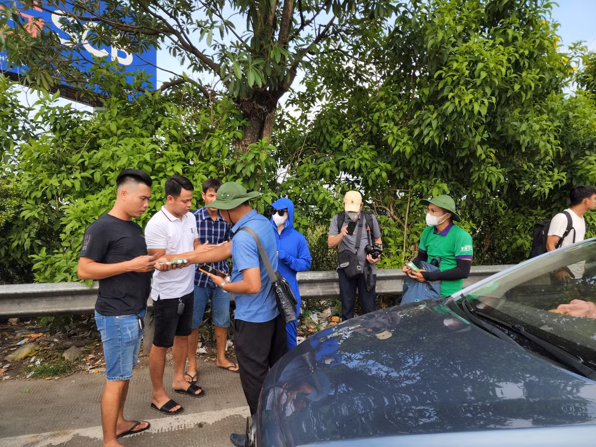 Phần lớn các tài xế đều hào hứng dán thẻ ETC vì nhận được tư vấn về sự thuận tiện của thẻ cũng như quy định của pháp luật.