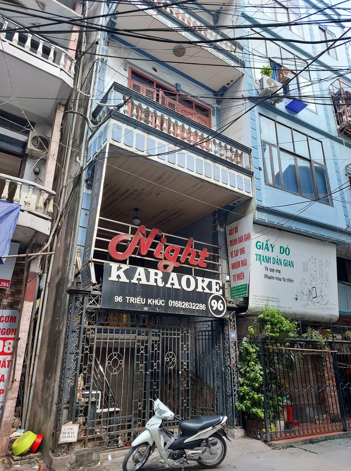 Hà Nội: Nguy cơ cháy nổ từ loạt quán karaoke ở phố Triều Khúc - Hình 2 Ha Noi: Nguy co chay no tu loat quan karaoke o pho Trieu Khuc-Hinh-2