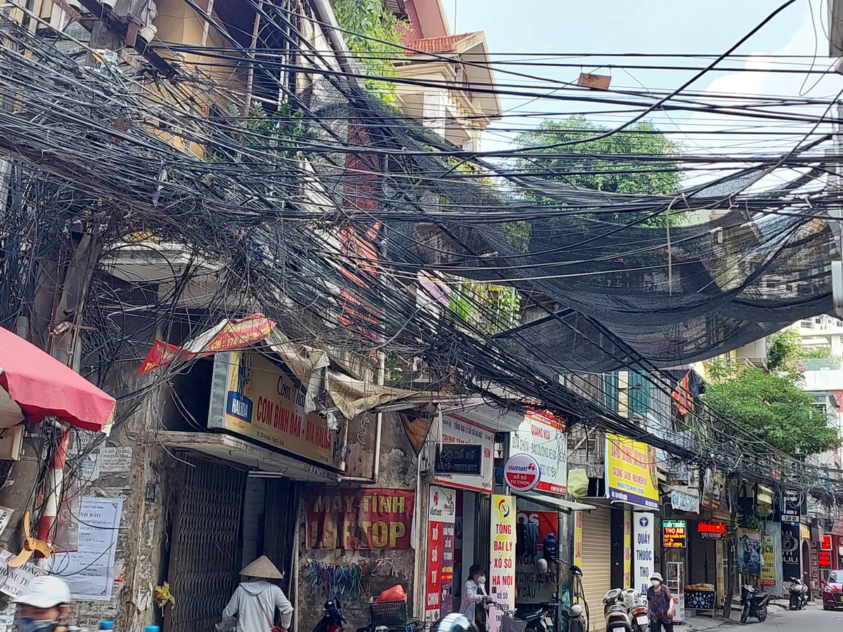 Hà Nội: Nguy cơ cháy nổ từ loạt quán karaoke ở phố Triều Khúc - Hình 11 Ha Noi: Nguy co chay no tu loat quan karaoke o pho Trieu Khuc-Hinh-11