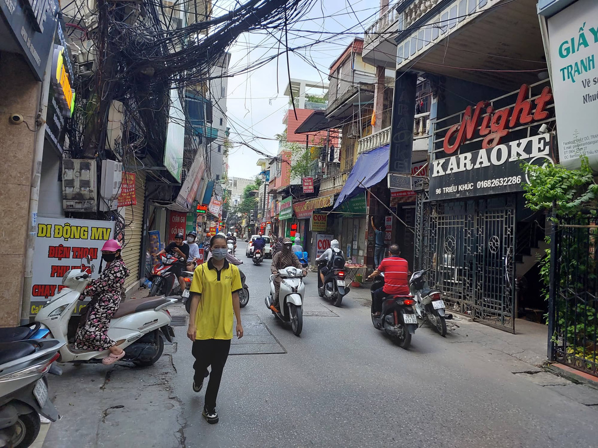 Hà Nội: Nguy cơ cháy nổ từ loạt quán karaoke ở phố Triều Khúc Ha Noi: Nguy co chay no tu loat quan karaoke o pho Trieu Khuc