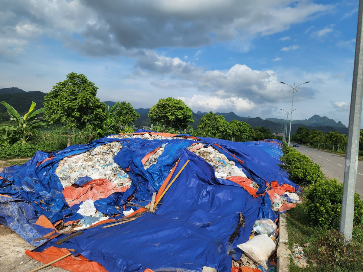 Mặc dù đã phủ bạt nhưng rác thải tập kết trái phép này vẫn bị lộ thiên do sự cẩu thả của đơn vị chủ quan.