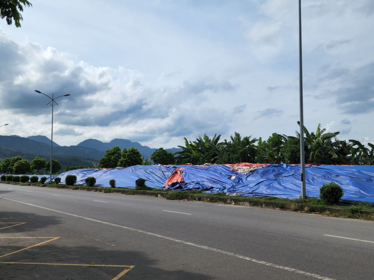 Bãi rác kéo dài trên đường Trương Hán Siêu khiến người dân bức xúc, trong khi chính quyền TP Hòa Bình vẫn chưa vào cuộc xử lý.